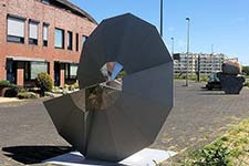 RVS beeld geplaatst in Beeldenpark Drechtoevers - deel Papendrecht.