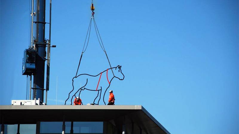 Uitvoering van een beeld van Hans Bommeljé bij DGA in Vlissingen.