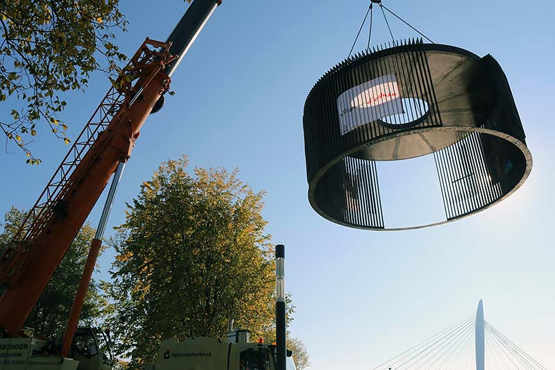 De montage van het Kunstpaviljoen ter ere van de schrijver Martin Bril voor het Kanaleneiland te Utrecht.