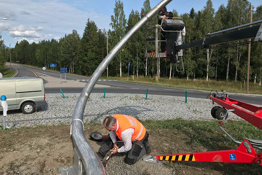 De roestvast stalen delen van het kunstwerk voor Finland staan gereed voor het ransport.