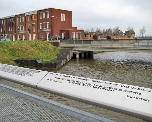 detail middeleeuwse tekst gegraveerd, afkomstig uit de overeenkomst van de restanten van de 13e eeuws woontoren, aslmede de resten van het eiland