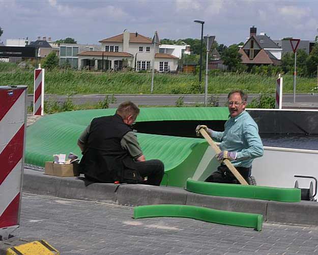 constructie van het beeld met LED verlichting voor een waterbekken op een rotonde te Nesselande - uitgevoerd beeld door Segno 'd Arte