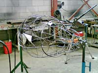 opbouw staalen glas in lood in staal plastiek van Lia Koster