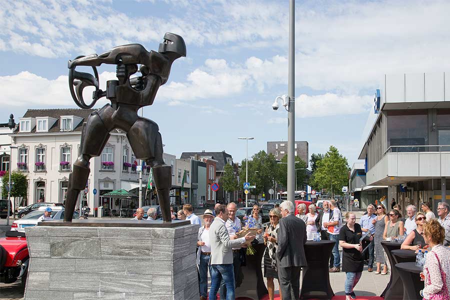 Bronzen beeld van Henri Lannoye op het Stationsplein van Bergen op Zoom geplaatst.