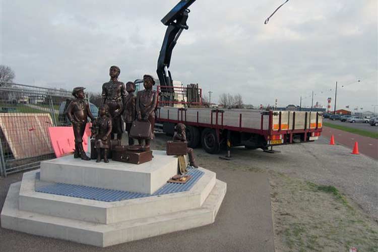 Herstelde bronzen beeldengroep - Hoek van Holland - monument kindertransport.