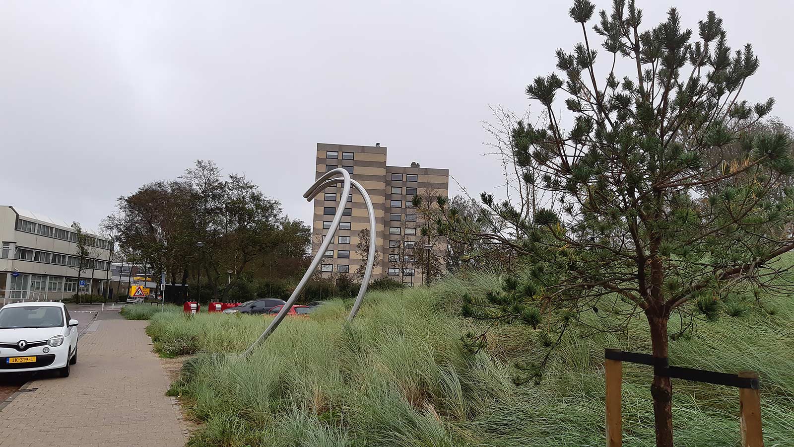 De uitvoering van een rvs plastiek van Lucien den Arend voor plaatsing in Katwijk aan Zee.