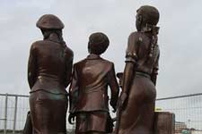 monument kindertransport, Channel Crossing to Life - 2011 - bronzen beeldengroep - Hoek van Holland.