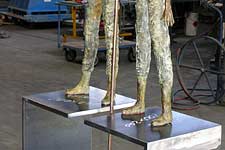 Rieke van der Stoep - cor-ten stalen sokkel boor bronzen beeldengroep.