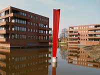 diagonaal opengevouwen prisma - Henk van Bennekum - stalen beeld - Symposion Gorinchem 2005 - geplaatst in vijver bij een nieuw appartementencomplex in de Espritwijk te Gorinchem