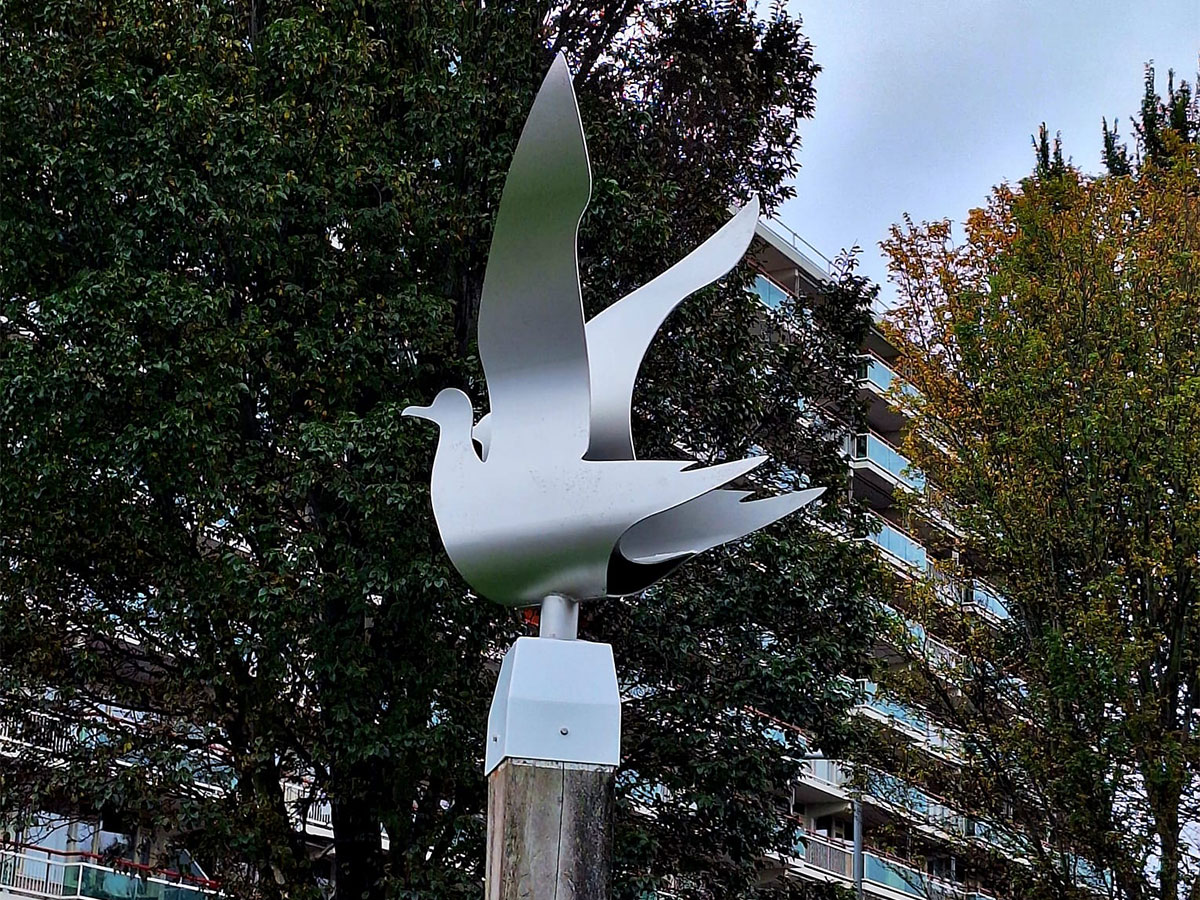 De rvs beelden "Hoekse Vogels" van José Knippenberg in Hoek van Holland, nederland.