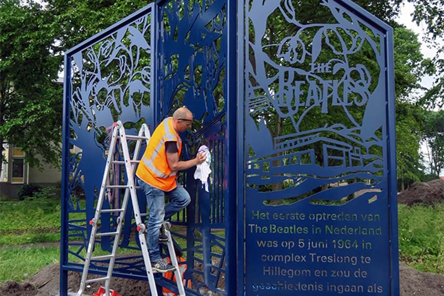 >> de laatste hand wordt gelegd aan het Beatles Monument in Hillegom.