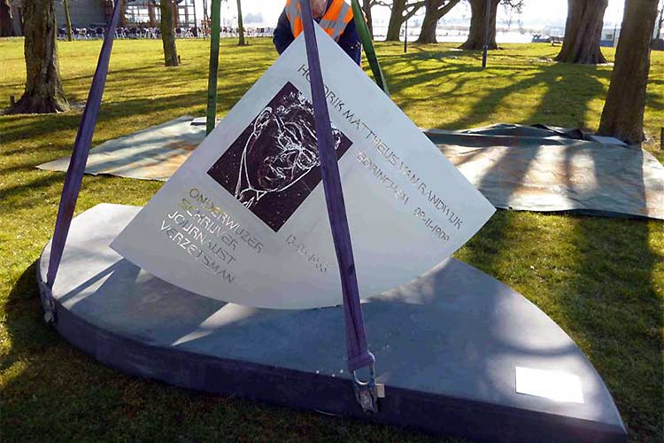 Plaatsing van een monument voor Hendrik van Randwijk - een kunstwerk van Henk van Bennekum.