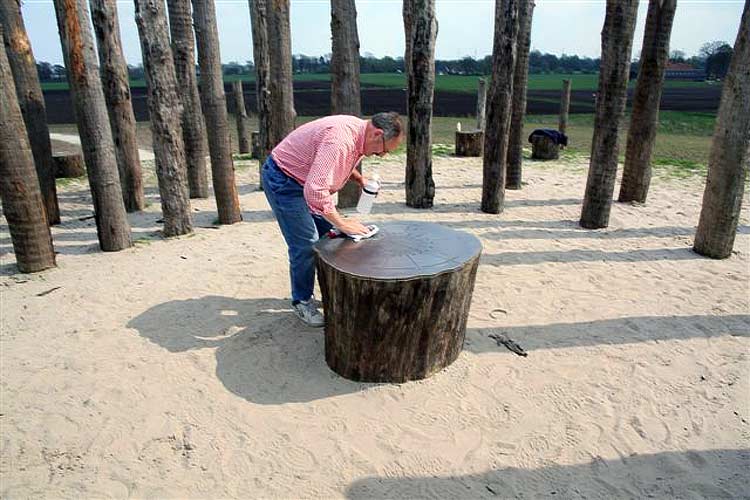 Herstel rvs kunstwerk van Paul de Kort in Coevorden. Het verlijmen van de rvs plaat.