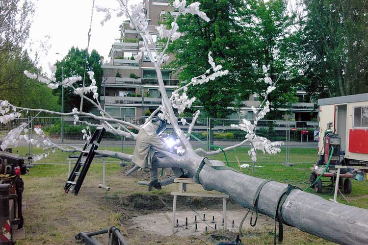 Het opstellen van de giet-aluminium boom van Stanislaw Lewkowicz - het stellen van de laatste takken