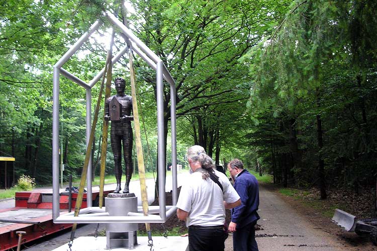 beelden - plaatsing bronzen en roestvast stalen beeld van Nicolas Dings