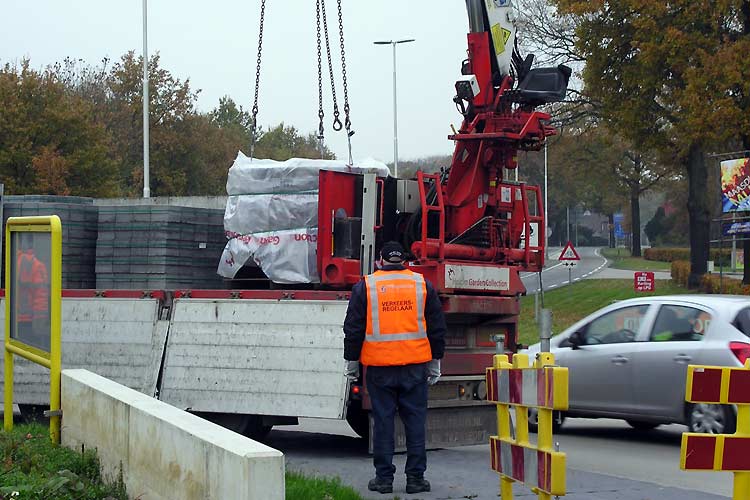 rotonde beeld - Nicolas Dings - roestvaststaal, rvs brons en beton.