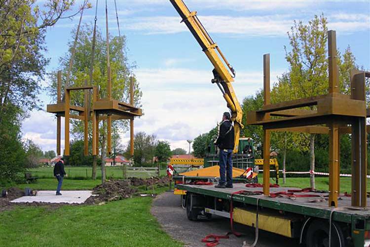 Transport en plaatsing van het in cor-ten staal uitgevoerde beeld van Paul de Kort en Marcel Eekhout.