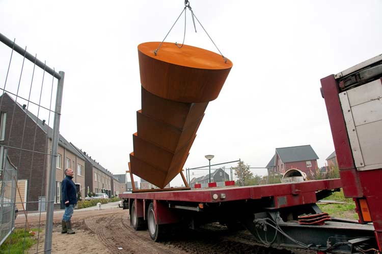 Niko de Wit inspecteert het beeld voor Heilaren-Noord.