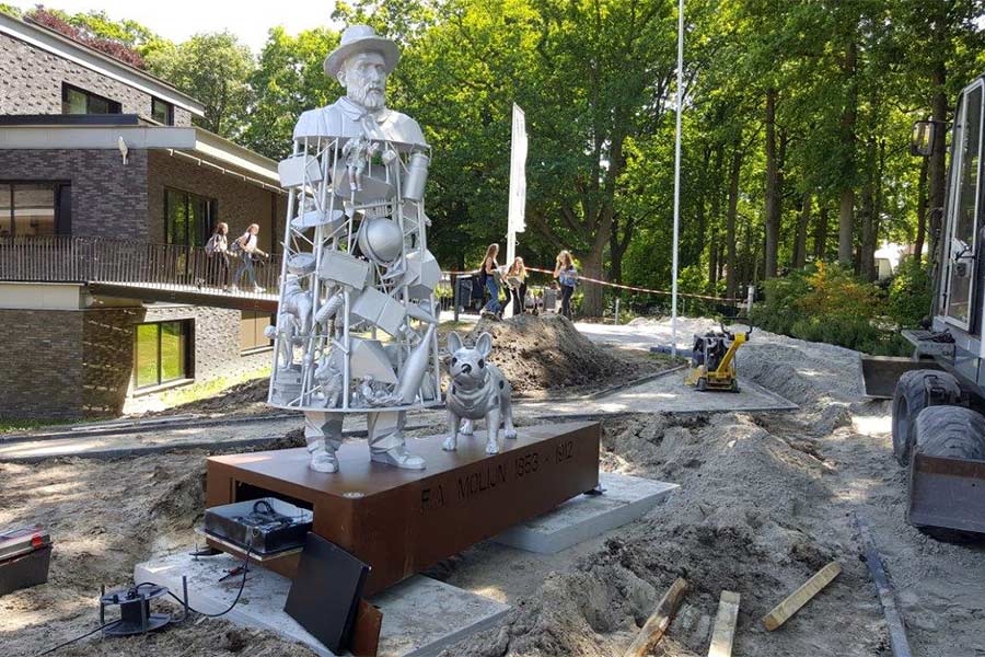 Het beeld is voorzien van verlichting, welke elk half uur geleidelijk verandert van kleur. Nicolas Dings, Molijn Monument voor Nunspeet.