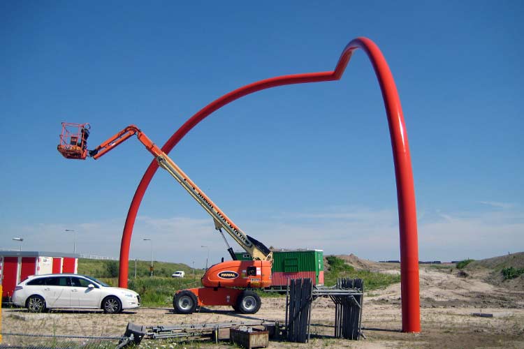 Het schilderwerk van een monumentale staalplastiek van de beeldhouwer Lucien den Arend in Albrandswaard.