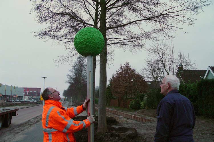 Uitvoering "peilstokken" behorende bij -"DNA-helix". een beeld voor Olst-Wijhe.