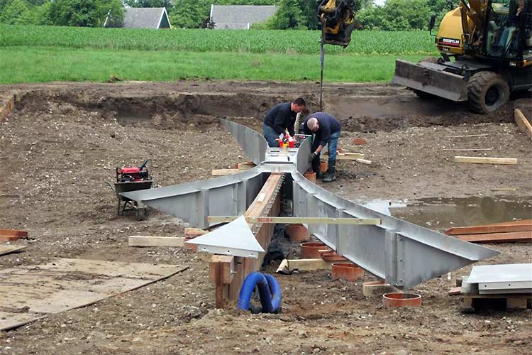 UITVOERING van het waterkunstwerk van Paul de Kort in het landschap van Enschede.