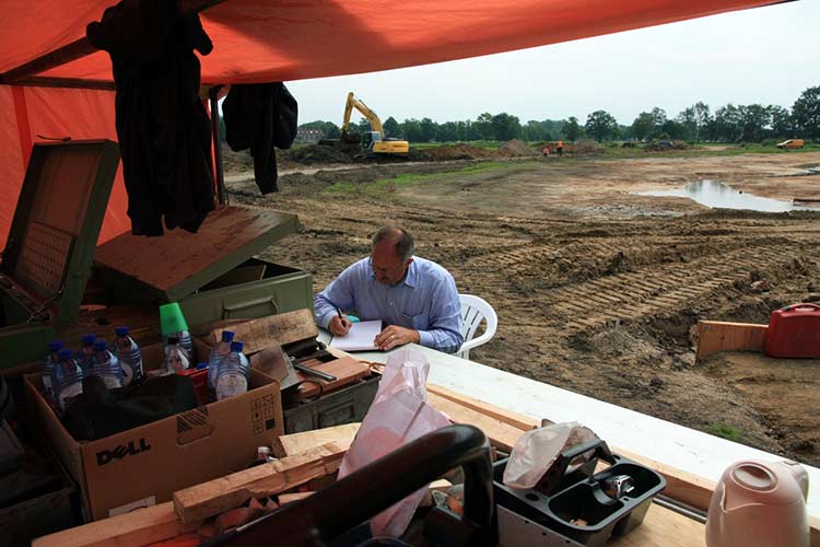 UITVOERING van het waterkunstwerk van Paul de Kort in het landschap van Enschede.