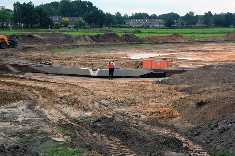 UITVOERING van het waterkunstwerk van Paul de Kort in het landschap van Enschede.