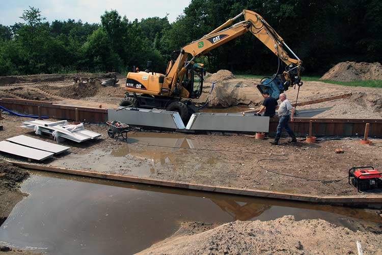 UITVOERING van het waterkunstwerk van Paul de Kort in het landschap van Enschede.