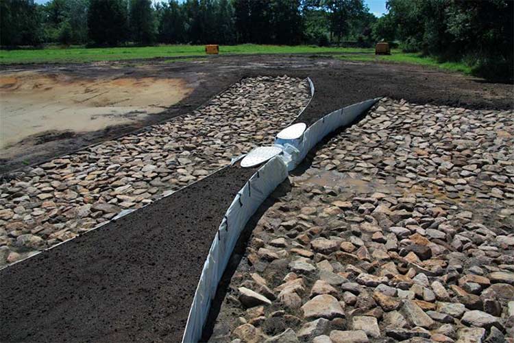 UITVOERING van het waterwerken van Paul de Kort in het landschap van Enschede.