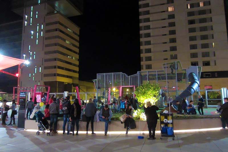 Avond-foto van het speeltoestel King Crawler in Winkelcentrum Diagonal in Barcelona, Spanje.