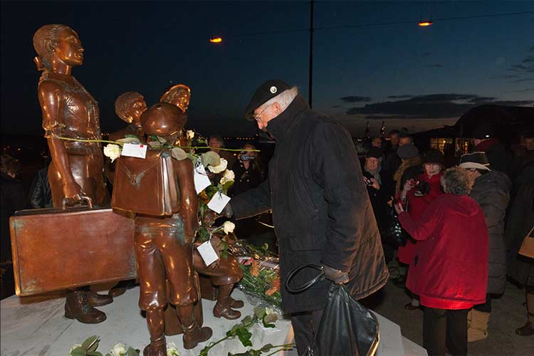 Herstelde bronzen beeldengroep - Hoek van Holland - monument kindertransport.