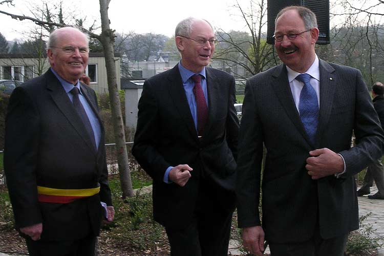 Ter gelegenheid van het 25 jaar burgemeesterschap van Hugo Casaer werd het beeld ingehuldigd door Herman Van Rompuy, voorzitter van de Europese Raad.