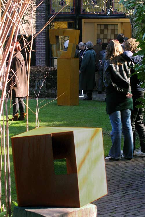 Uitvoering drie cor-ten stalen beelden voor een expositie van Niko de Wit in Studio van Dusseldorp in Tilburg door SEGNO d'ARTE productie en onderhoud kunstwerken - beelden, plastieken en ruimtelijke constructies