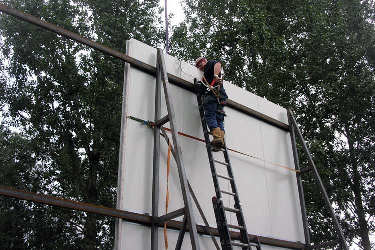 Spiegels in de werkplaats - spiegelwand project in een weiland in Veghel .