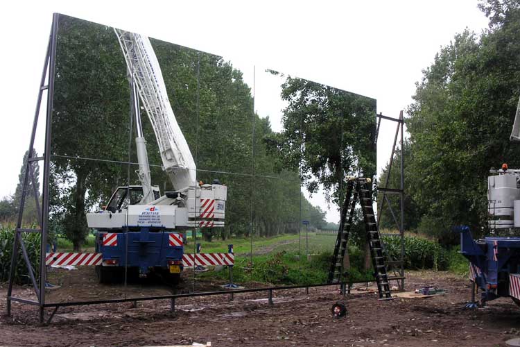 Spiegels in de werkplaats - spiegelwand project in een weiland in Veghel .