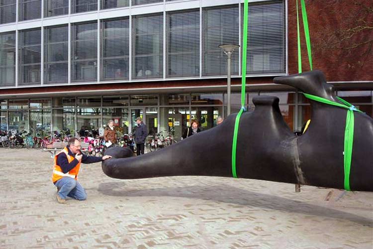 Plaatsing van een bronzen beeld van Ram Katzir in Vathorst, Amersfoort.