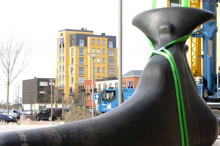 Uitvoering van een bronzen beeld "Grow" van Ram Katzir voor het Ministerie van Defensie in Utrecht.