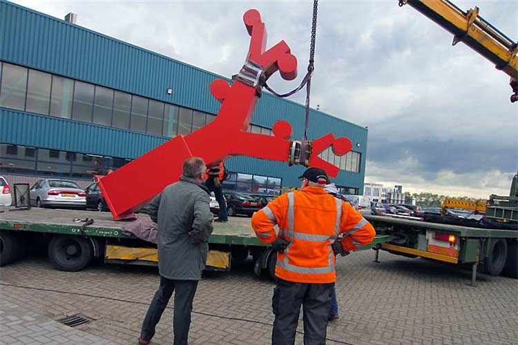 Transport van een beeld van Piet Warffemius voor Koog aan de Zaan.