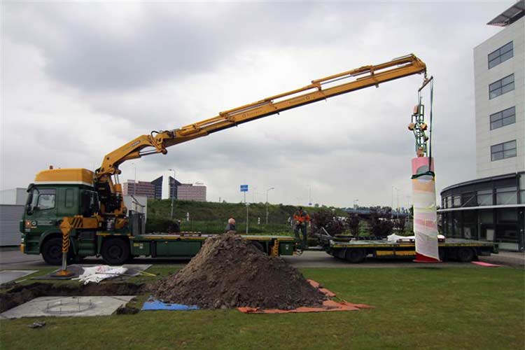 Plaatsing van de  "gekleurde zuil" Rosmalen - de twee beelden in productie.