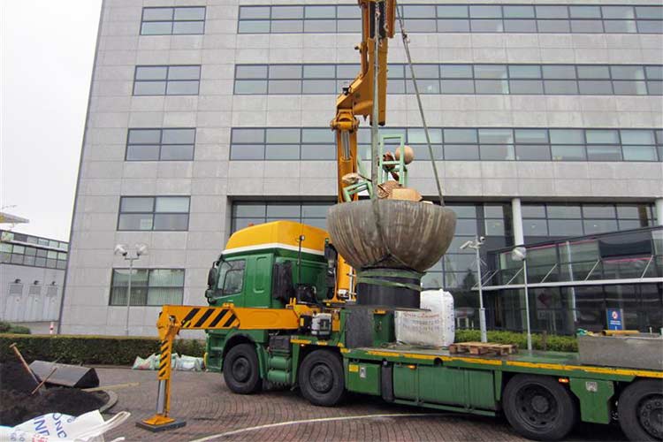 De plaatsing van het beeld bestaande uit verschillende materialen en technieken van Nicolas Dings.